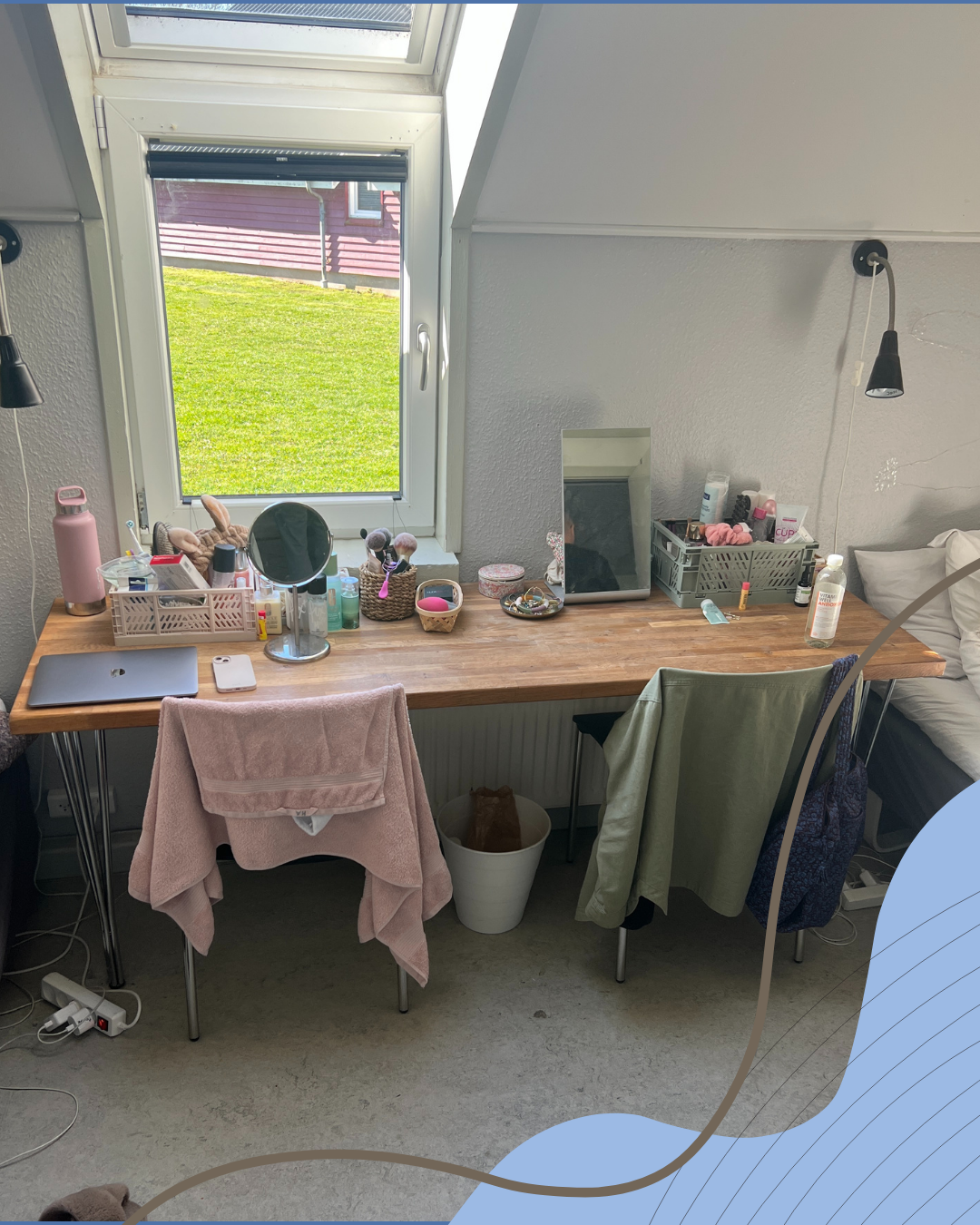 Et skrivebord på en efterskole, hvor eleven bor