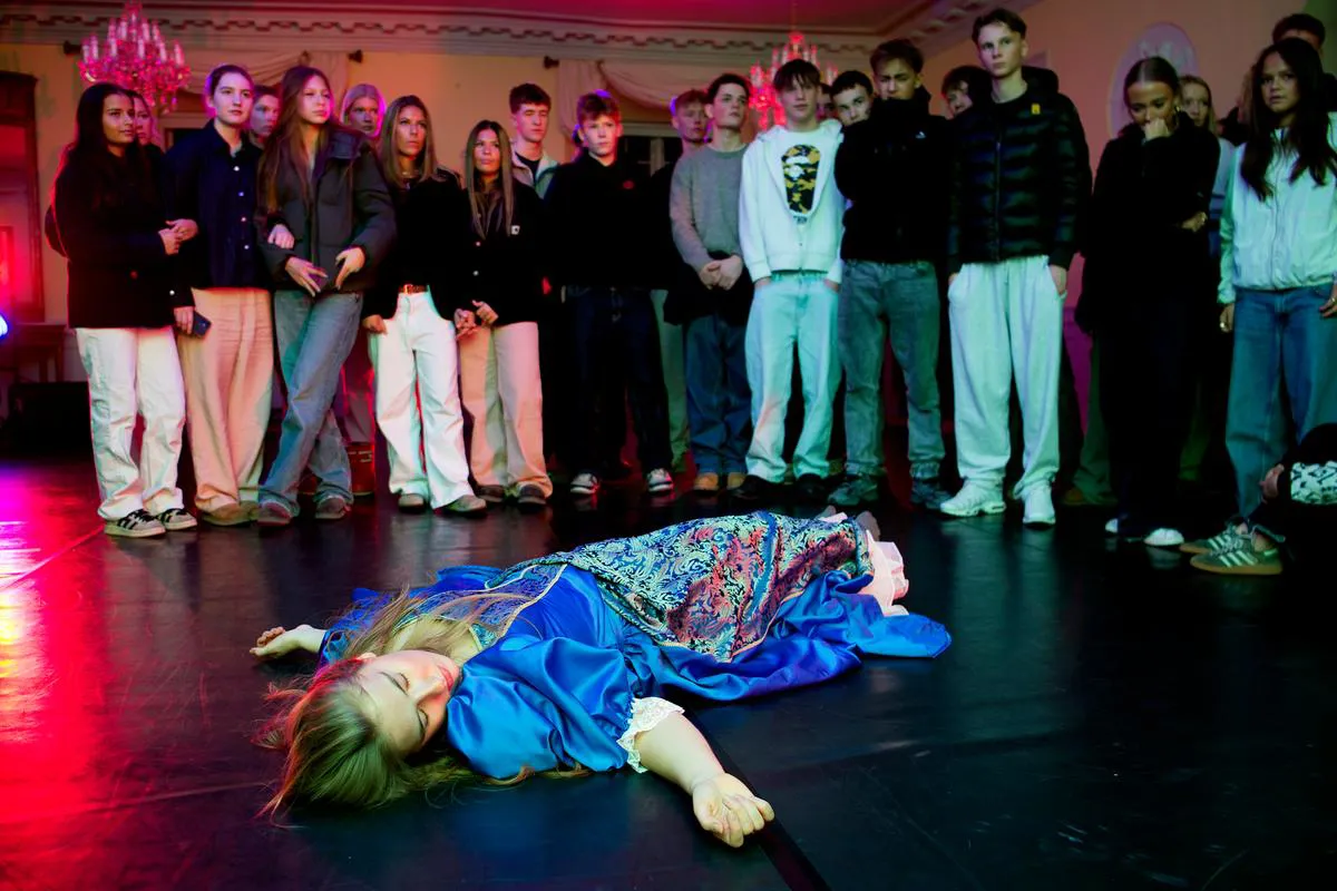 Broholm slot teater, scenekunst, skuespil, pige.jpg