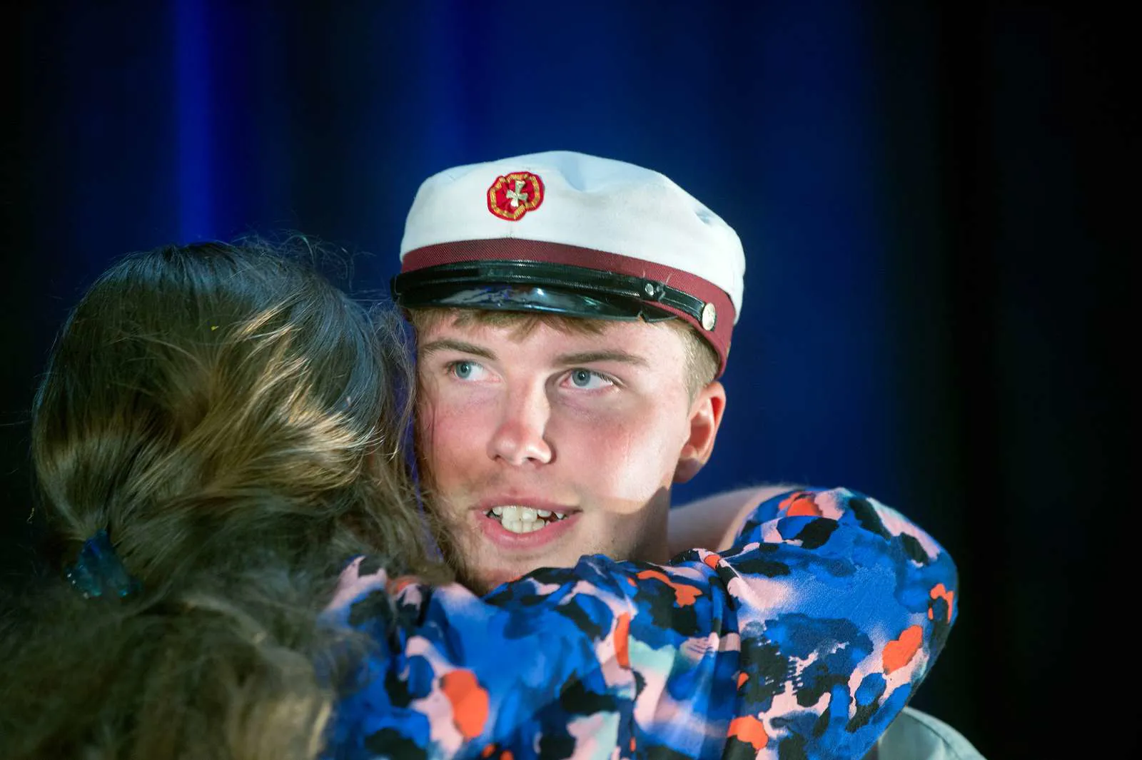 En mor og en søn, der krammer efter at være blevet uddannet på STX