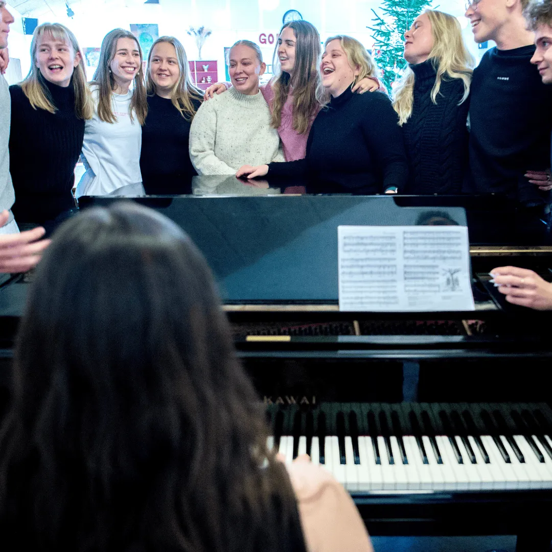 Højskoleelever synger morgensang