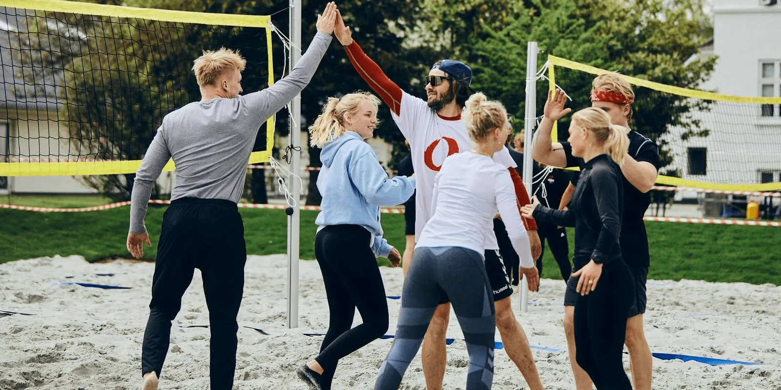 Højskoleelever spiller beachvolley