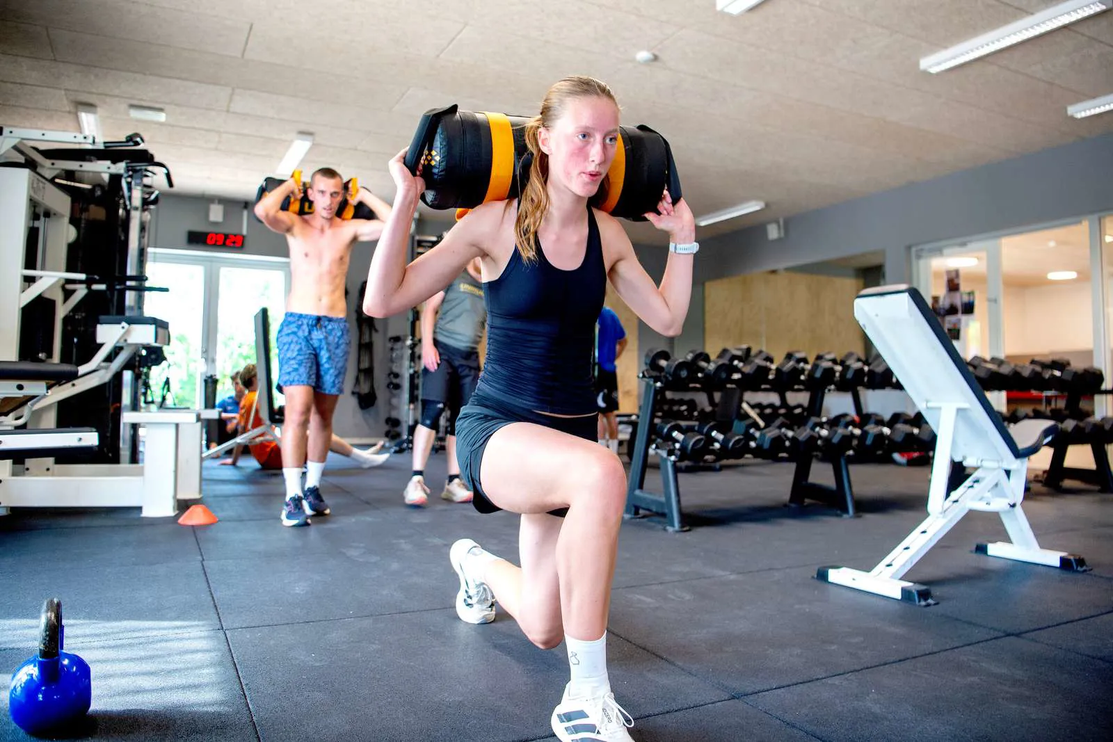 Hyrox dyrkes af unge mennesker i et fitnesscenter på Oure