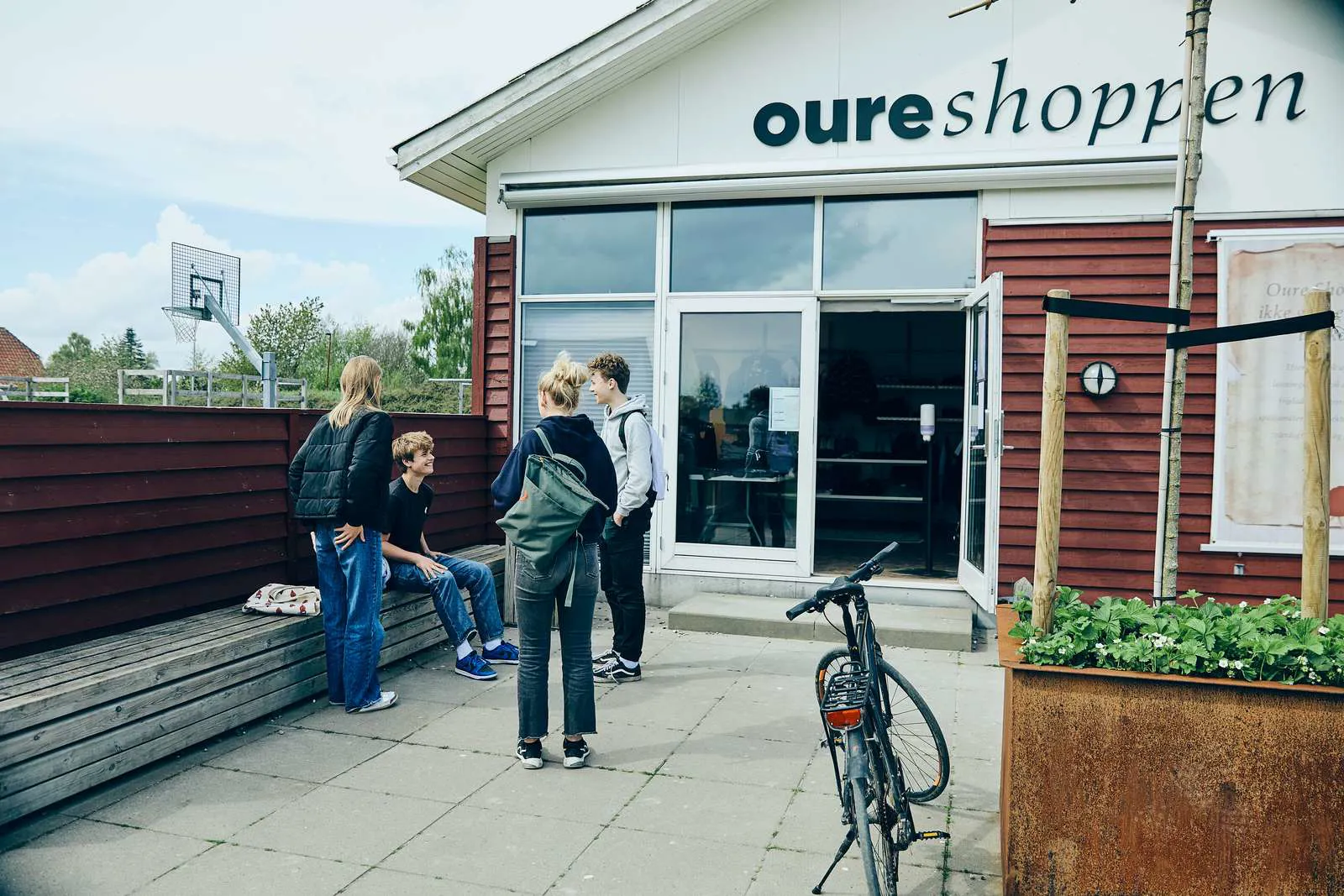 Elever står foran Oure Shoppen