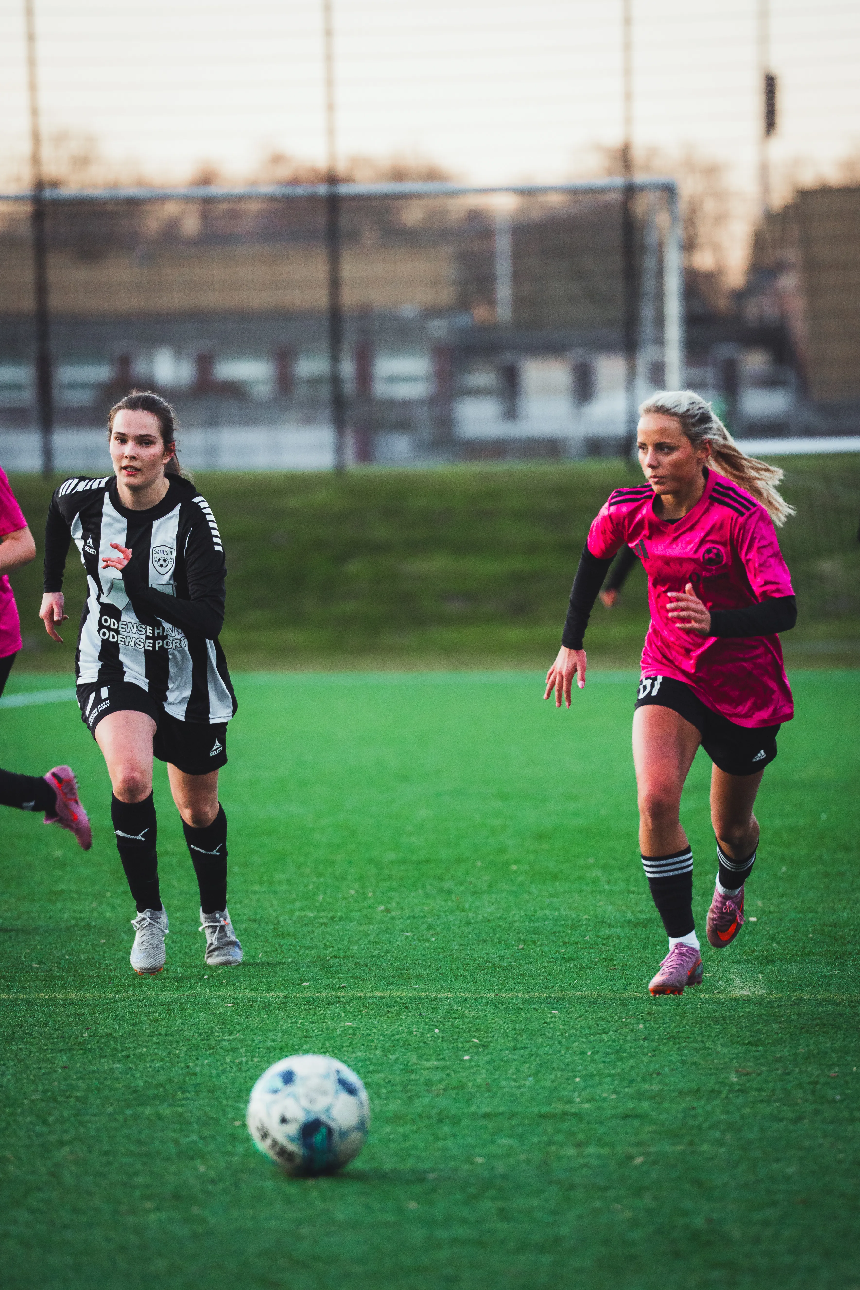 Fodboldkamp, to piger på billedet er modstandere