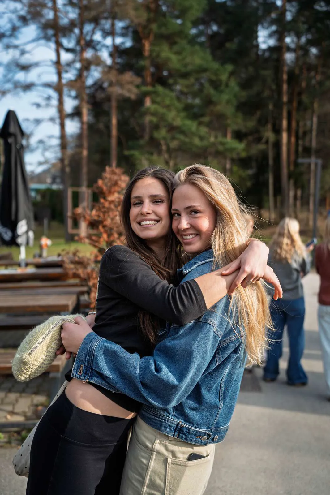 To veninder fra efterskolen der krammer hinanden