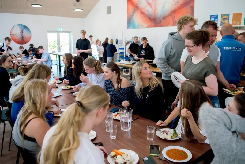 En spisesituation på Oure Gymnasium, hvor der både er voksne og unge sammen. 