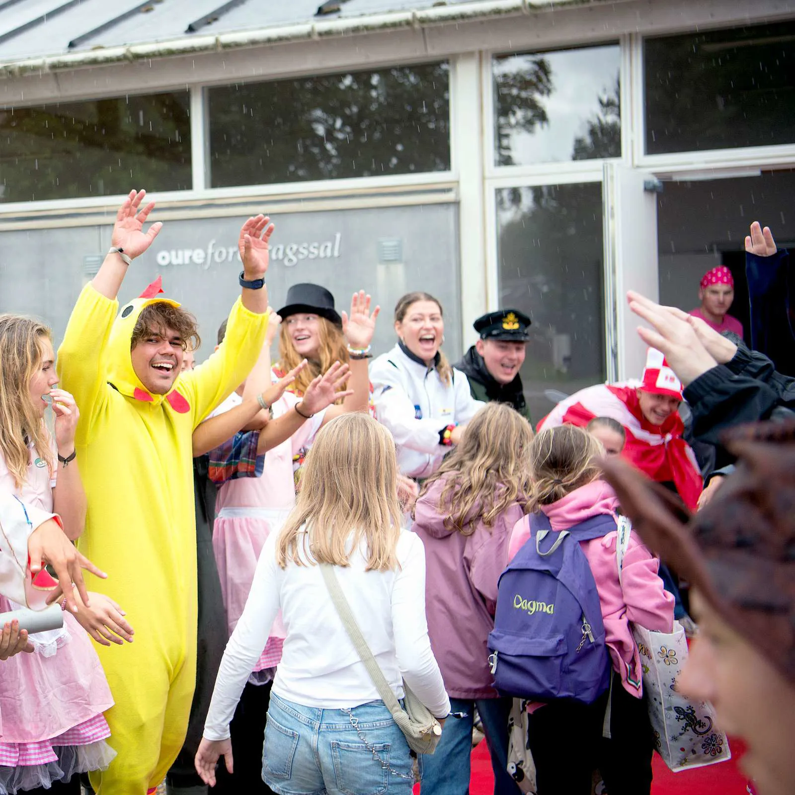 Instruktører i sjove kostumer tager imod familiekursister på Oure Idrætshøjskole