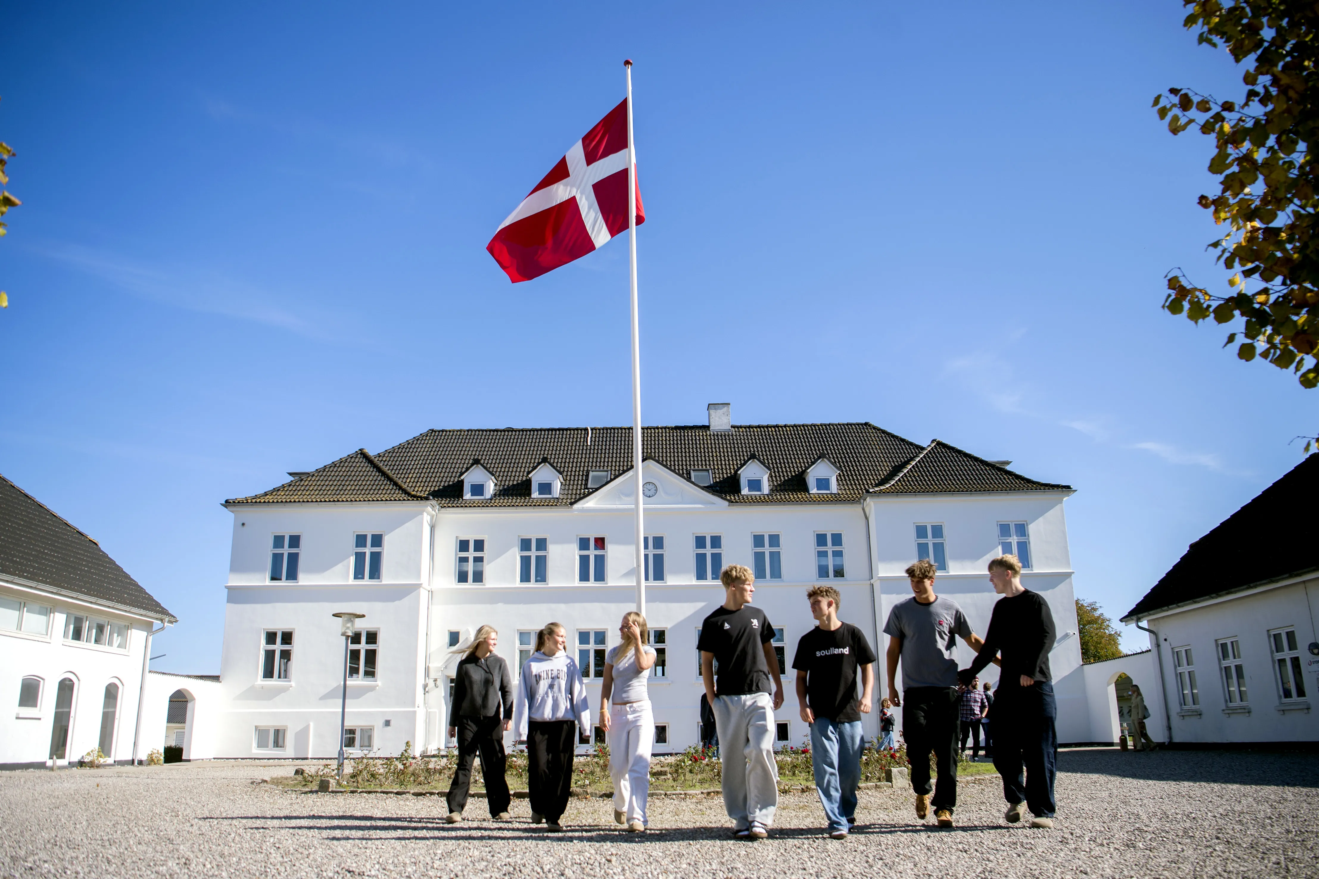 Glade elever foran Oure Gymnasium