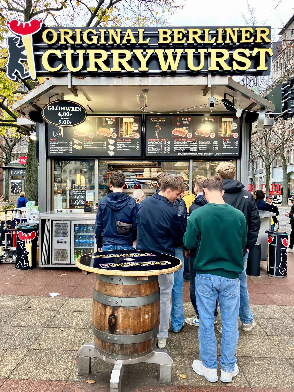 Drenge der står i kø i Berlin til en currywurst