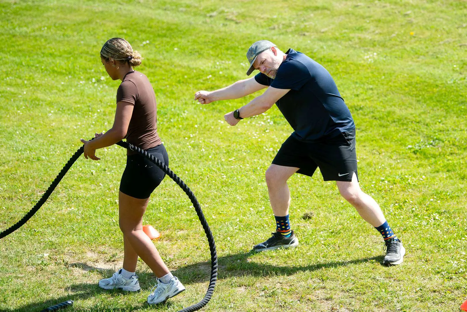 To personer, der dyrker Hyrox udendørs