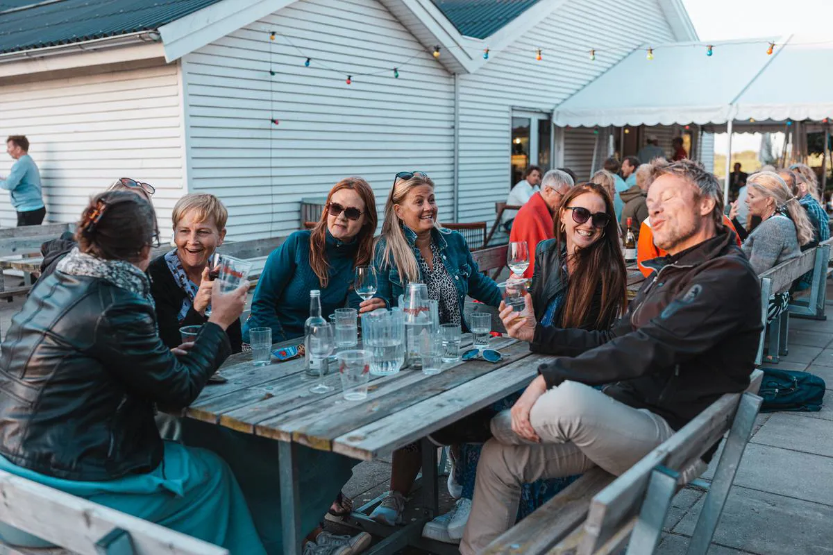 Sommerkursister sidder på terassen og snakker og fester