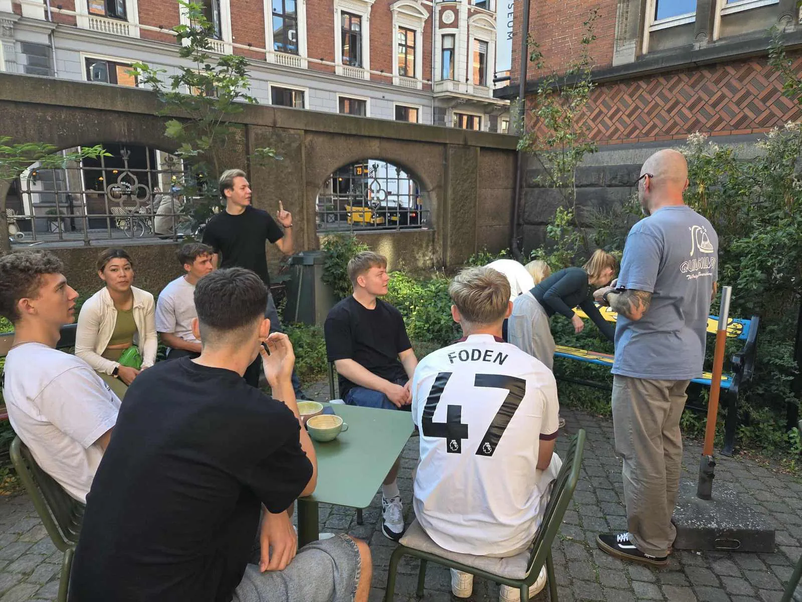 Studietur til København med Oure Gymnasium et billede af en baggård med socialt fællesskab blandt eleverne 