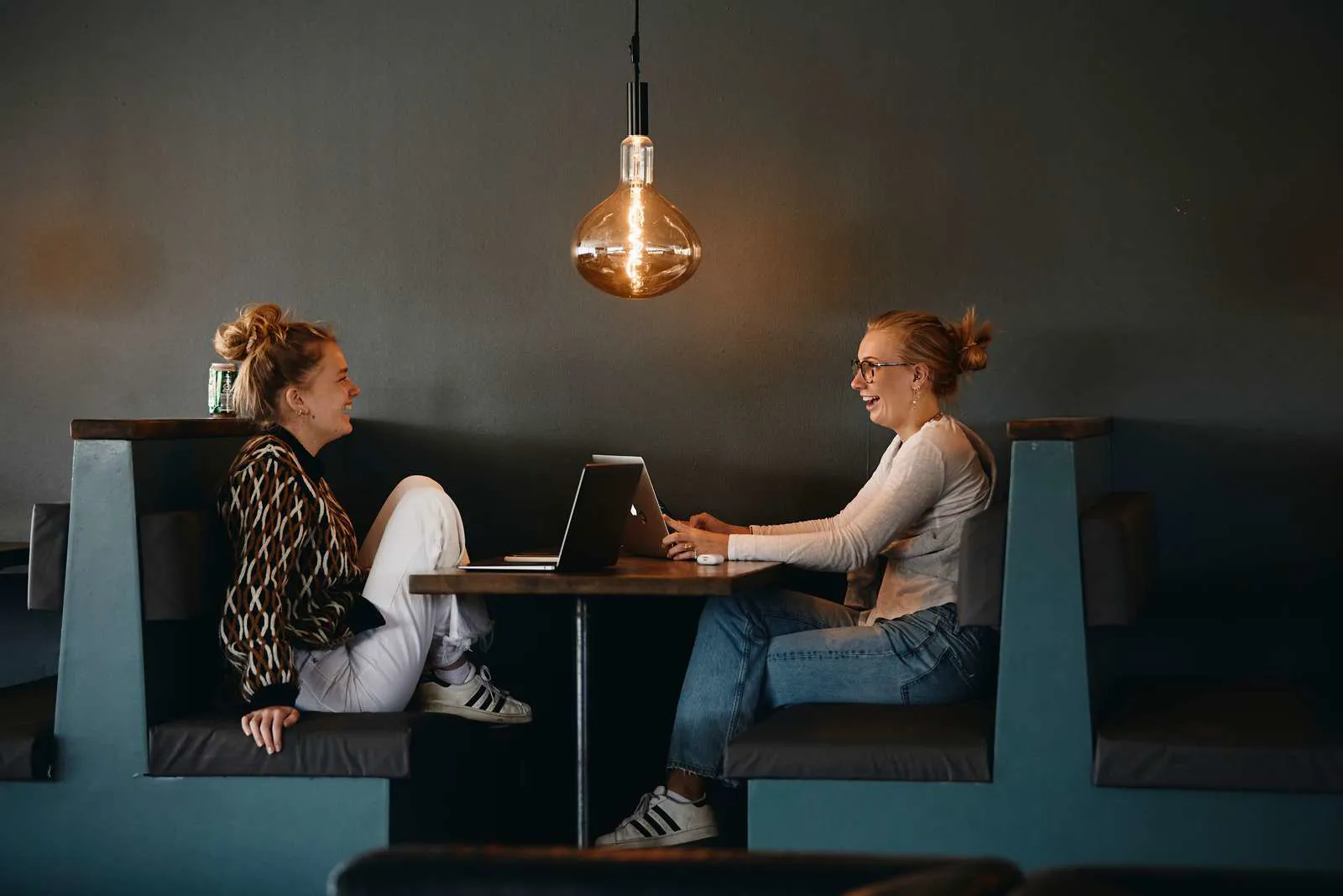 To piger fra efterskolen, der sidder i en undervisningssituation