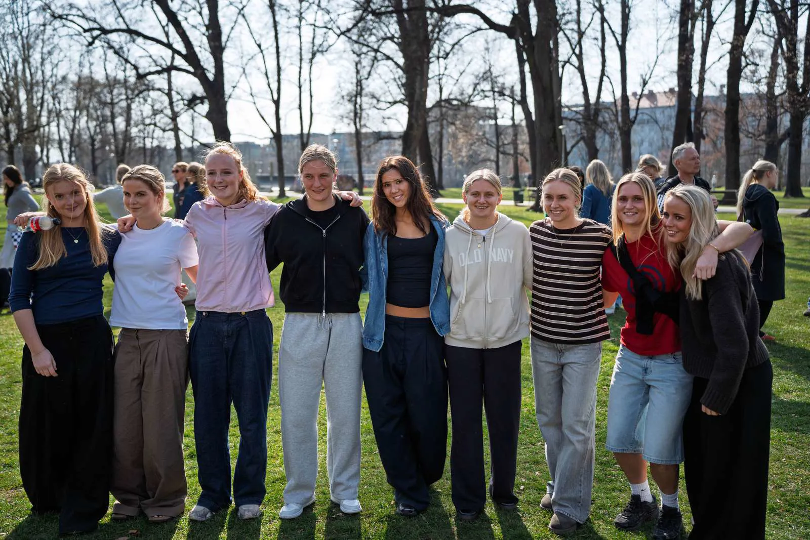 En masse efterskolepiger står med armene om hinanden