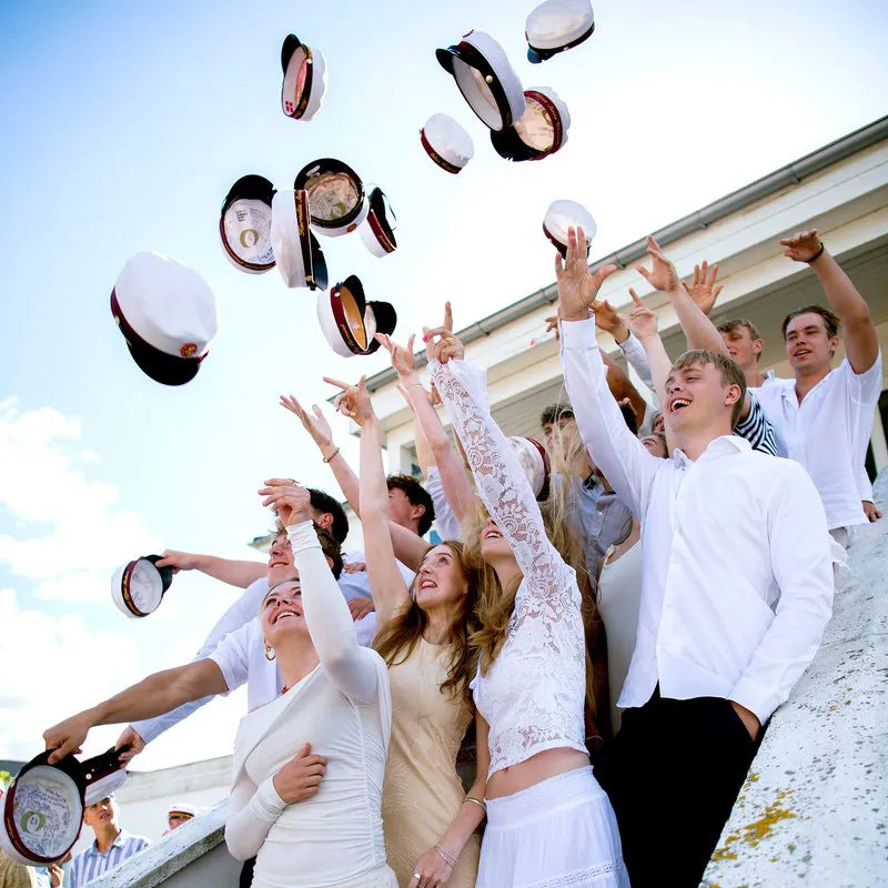 Studenter kaster med huerne