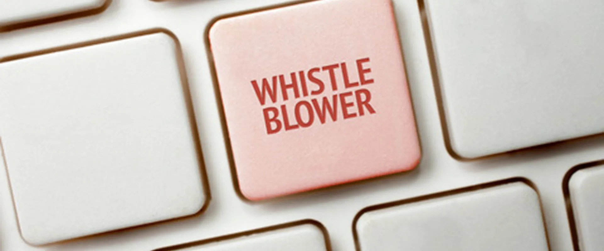 Billeder af whistleblower tab på et tastatur