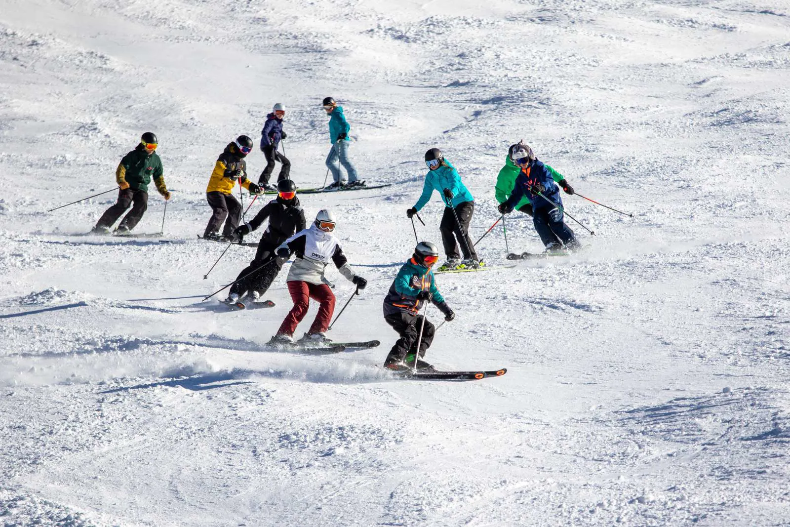 Unge mennesker i flok på vej ned af en piste i Østrig