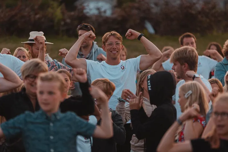 Oure Sommerkurser, familliehøjskole, morgensamling, dans, opvarmning