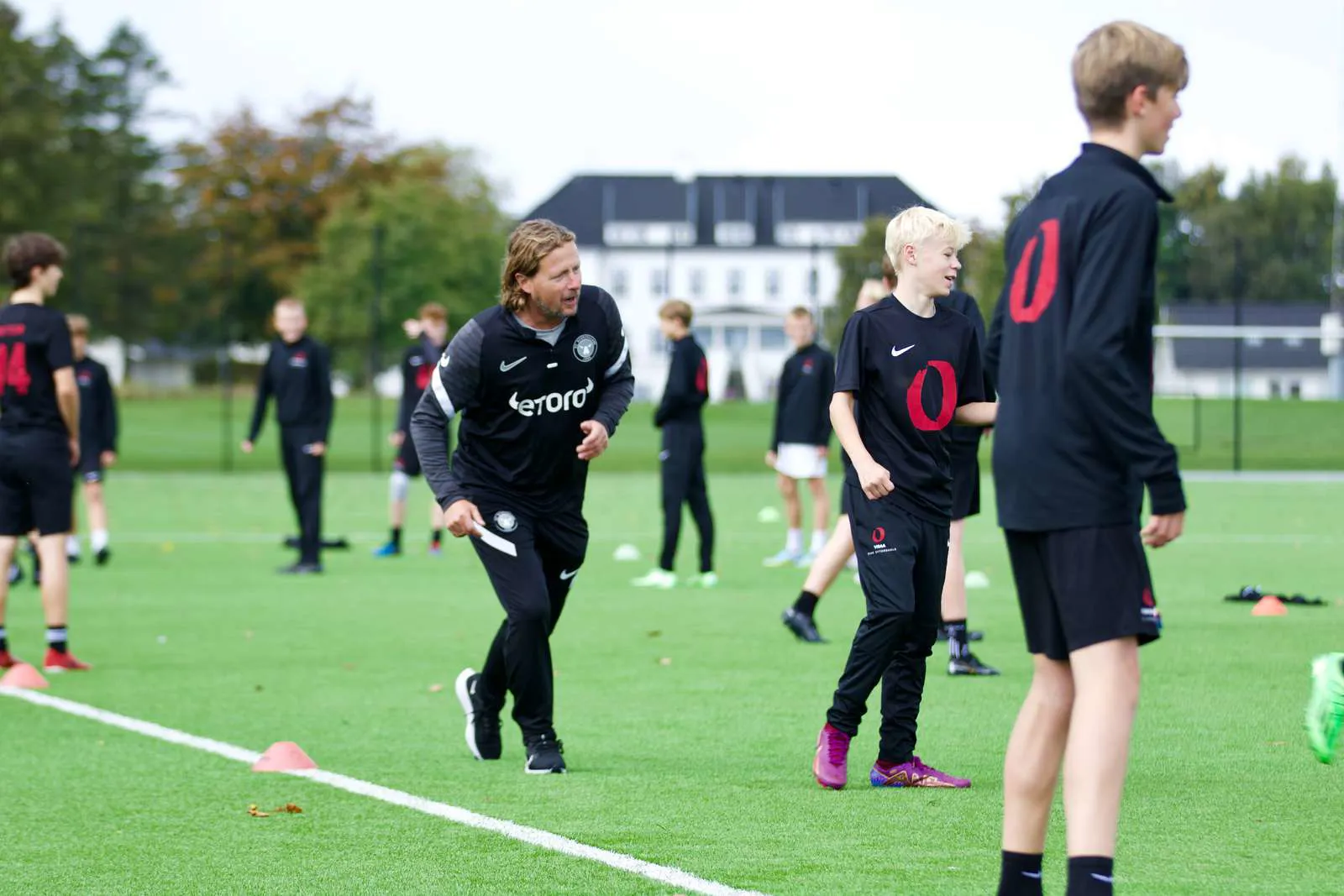 Drenge der spiller fodbold