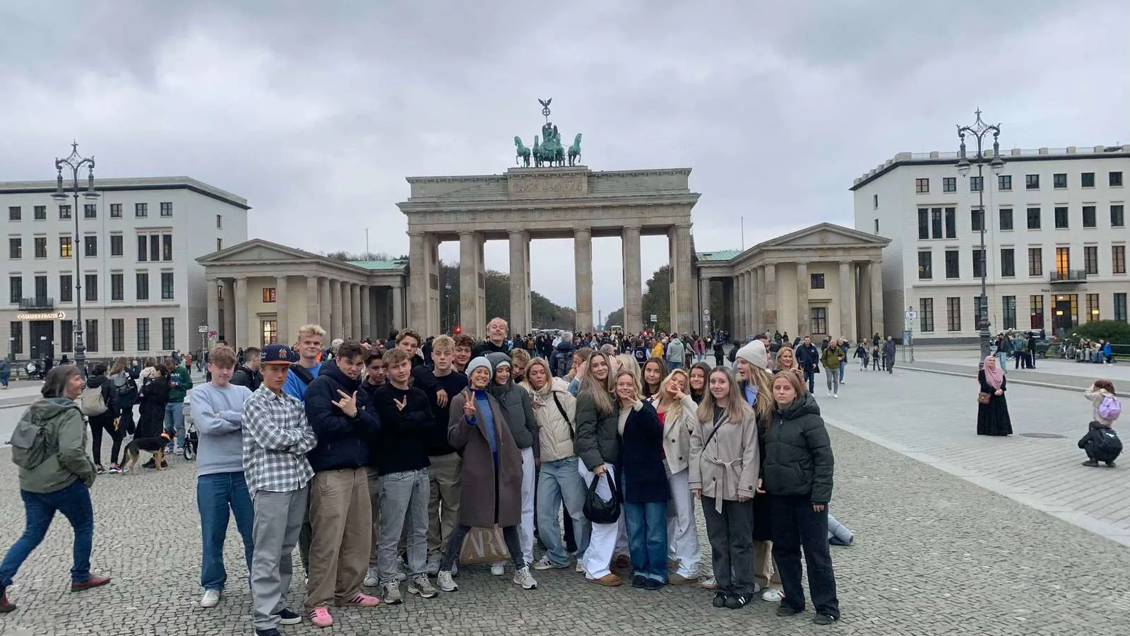 Et gruppebillede taget af efterskoleelever i Berlin