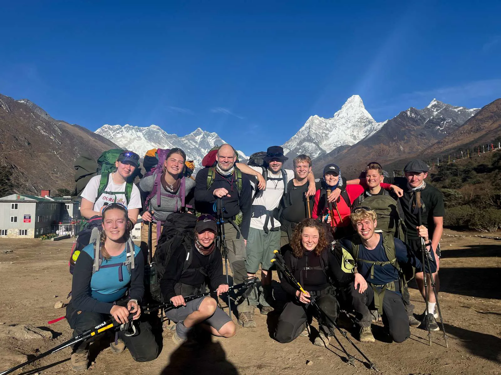 Glade højskoleelever foran bjerg i nepal