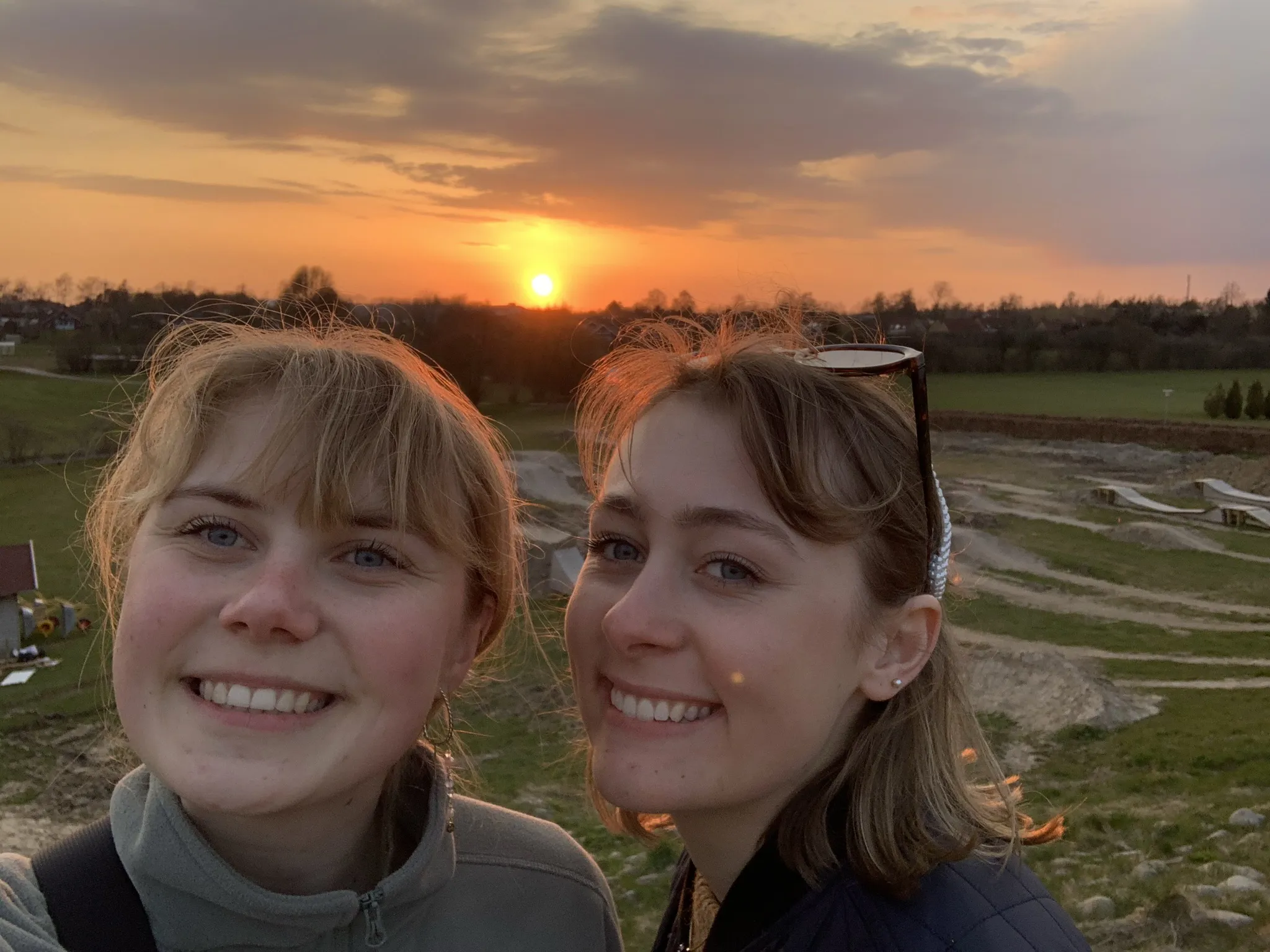 elever, piger, solnedgang.jpeg