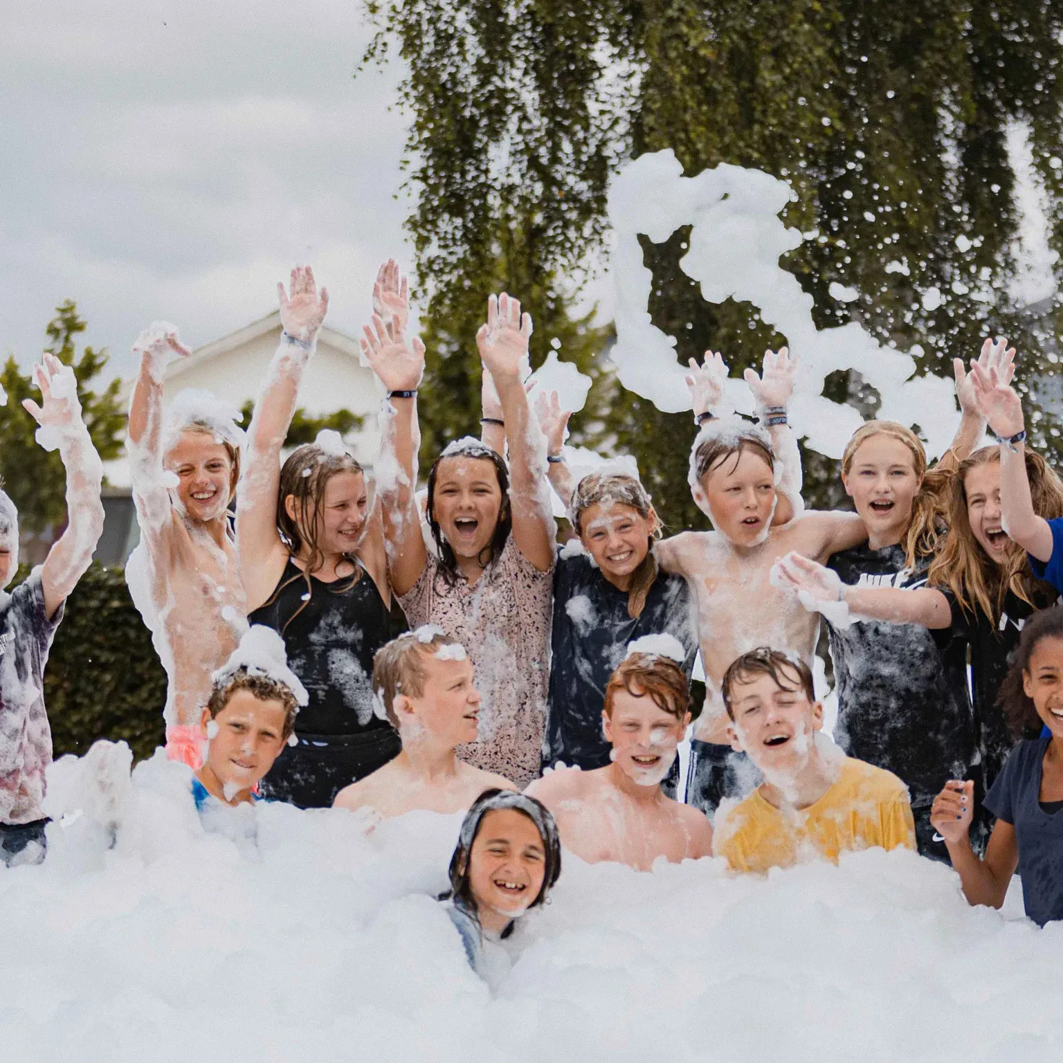 Børn og unge til en udendørs skumfest