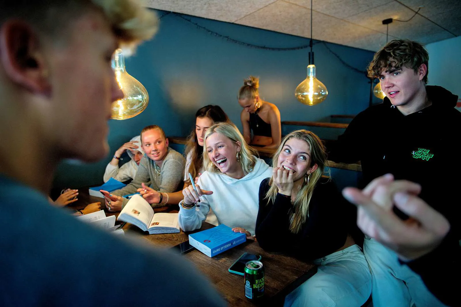 Elever der sammen sidder og skriver i hínandens mindebøger