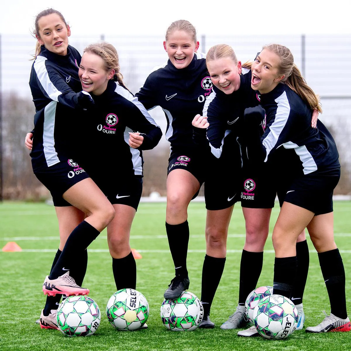Fodbold, træning, piger, fælleskab.jpg