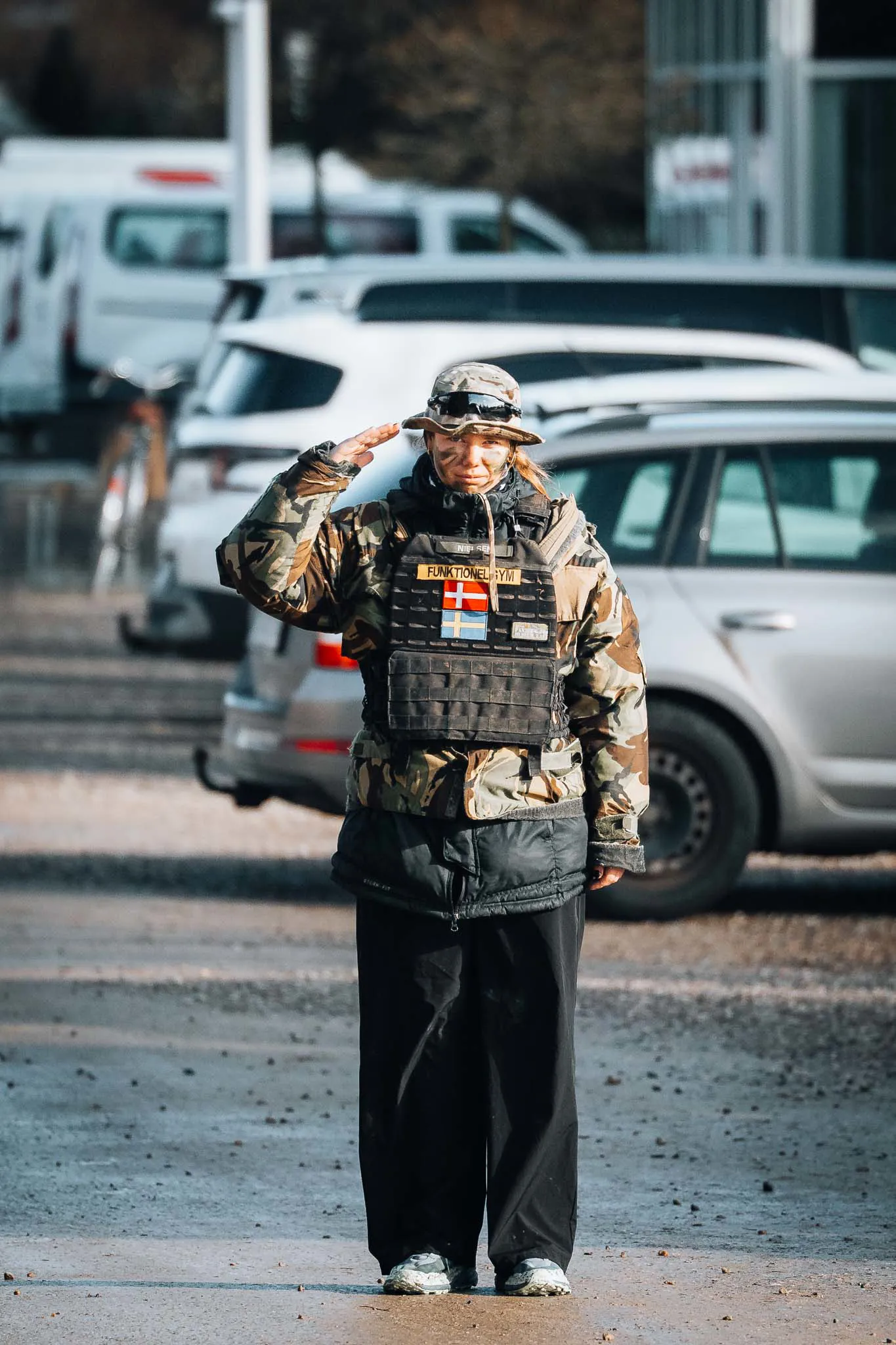 Udklædt underviser i militær outfit 