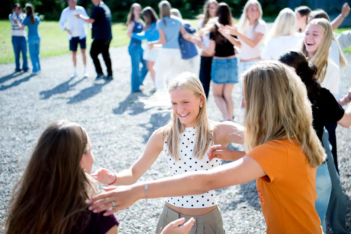 Elever laver lege på første skoledag på Oure Gymnasium