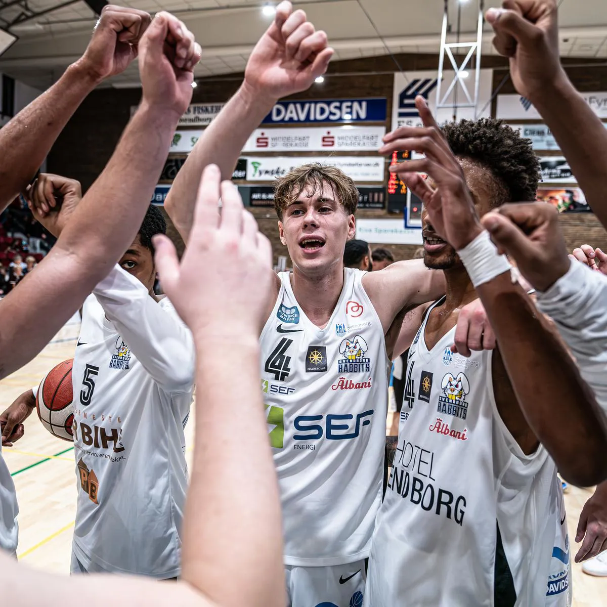 Basketspillere med armene i vejret