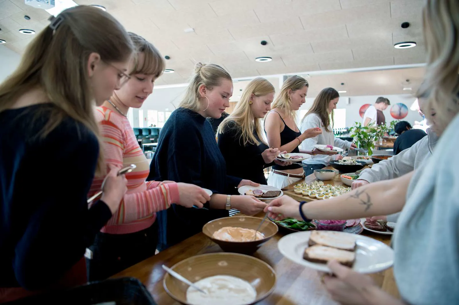 Elever der tager frokost på Oure Gymnasium