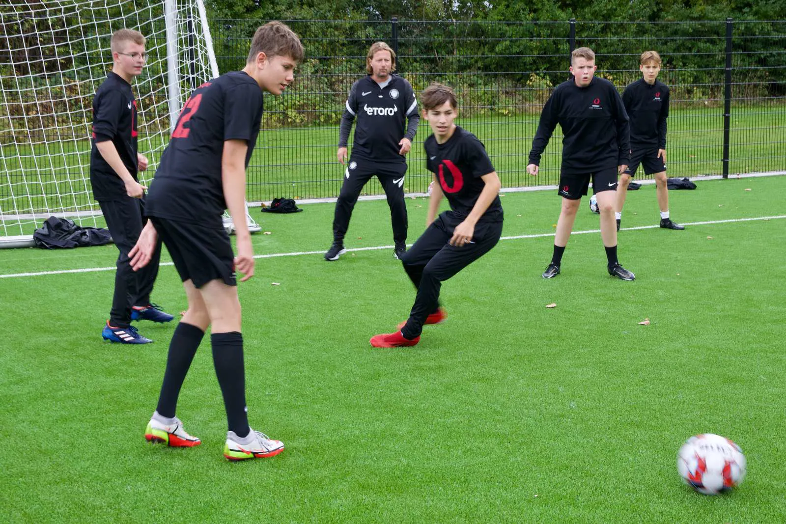 Drenge der spiller fodbold