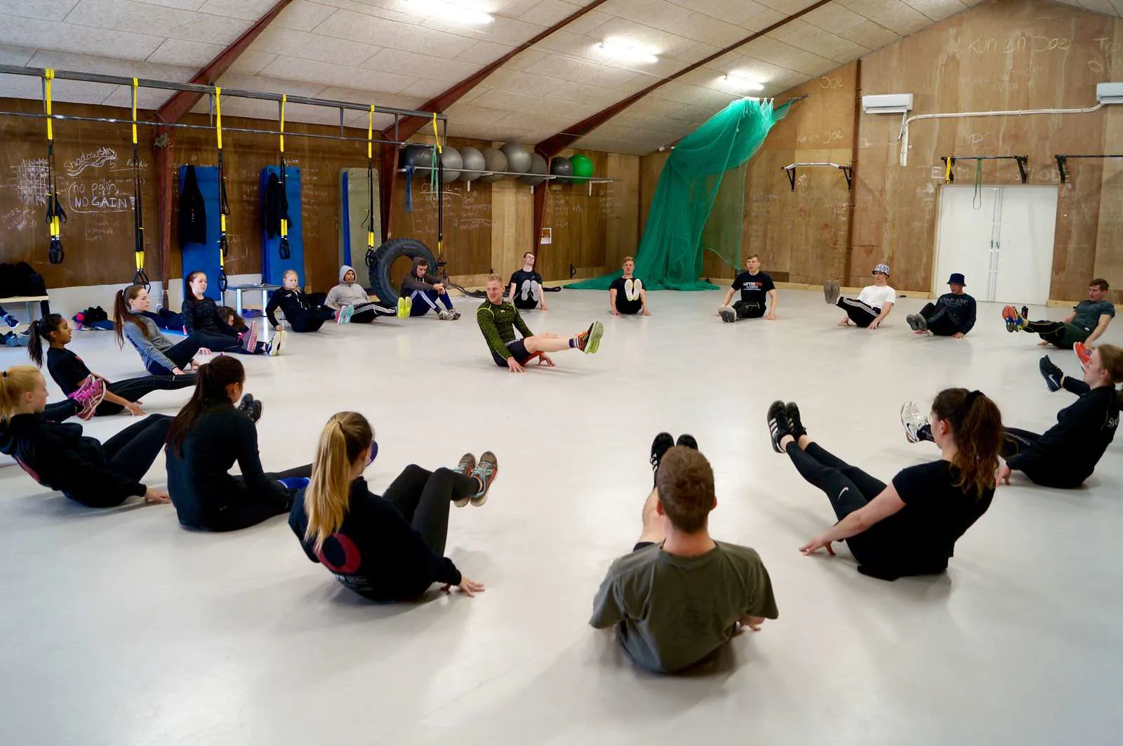 Oure Idrætshøjskole, Fordybelsesfag_Idrætsfag, Step, Styrke, Stræk - holdtræning til musik